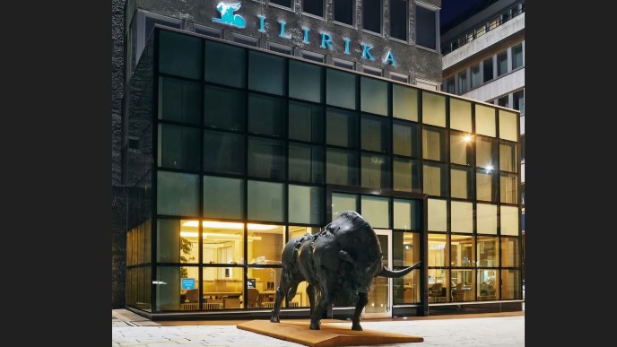 Cena zlata raste, dolar slabi